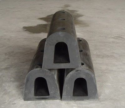 Quality Rubber Fenders Placed At The Pier To Protect Moored Ships factory