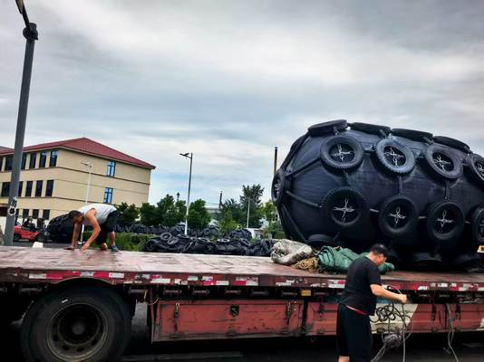 Quality Weather Resistant Pneumatic Rubber Fender with High Energy Absorption Capacity and Customized Size for Marine Applications factory