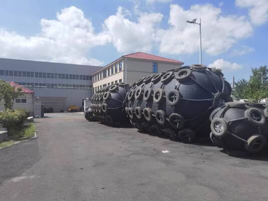 Quality Heavy Duty Pneumatic Rubber Fender with 50kpa & 80kpa Pressure for Ice Class Vessel Berthing Protection factory