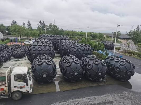 Quality Heavy Duty Pneumatic Rubber Fender with 50kpa & 80kpa Pressure for Ice Class Vessel Berthing Protection factory