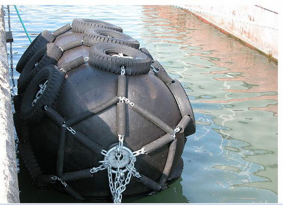Quality 50Kpa Pneumatic Rubber Fender With Tire Sheath Type Ship Berthing And Mooring factory