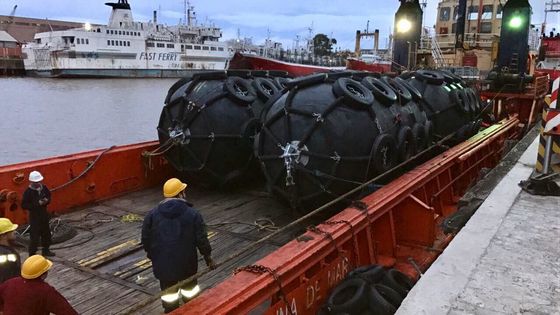 Quality 50KPA Size D2.5*L4 Marine Pneumatic Rubber Fender Inflatable Floating Boat factory