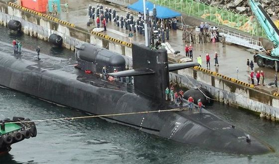 Quality Type Ⅵ Hydro Pneumatic Type Fender Naval Ships Pneumatic Rubber Fender Chain Tire factory